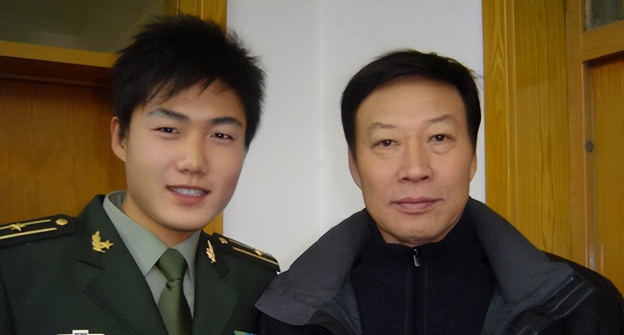 "春晚笑星"魏积安37年婚姻幸福 看看他妻子是谁就明白了