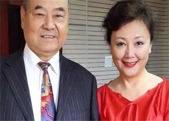 66岁赵静优雅老去,45年恩爱婚姻成最强底气,丈夫宠爱是秘籍