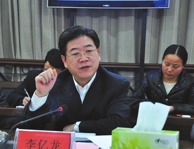 湖南"色中恶虎"李亿龙:用职权沾染多名漂亮女下属,还有小保姆
