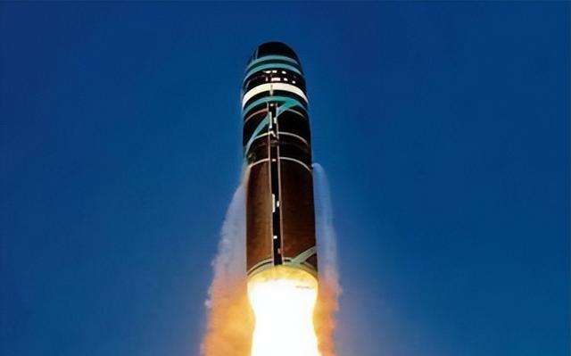 俄布拉瓦洲际导弹已服役,与"白杨"师出同门,发射方式独具一格