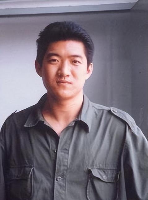 暗恋梅婷,骑电车参加同学聚会,47岁的陈明昊走红并不是意外