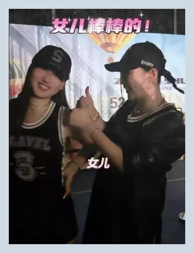 管虎梁静女儿走秀照曝光,16岁如花似玉,继承父母优点成颜值担当