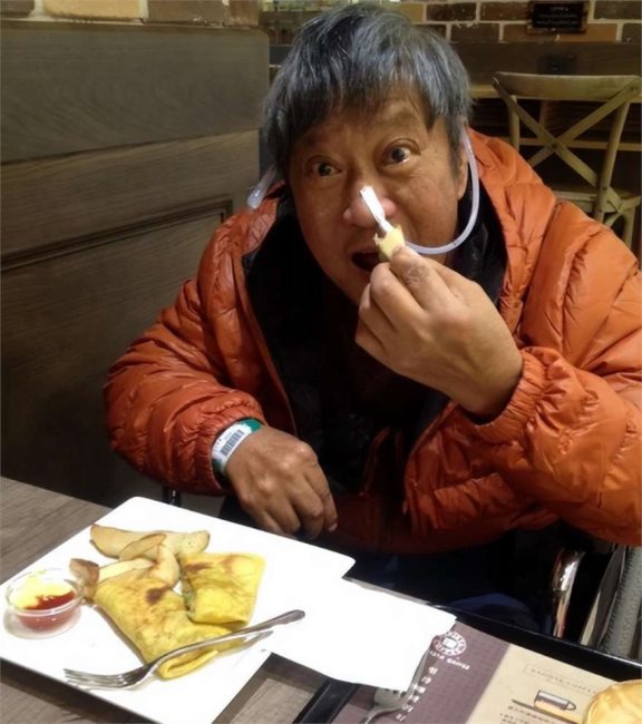 春晚一举成名,意外坠楼变成傻子,被妻女抛弃,情人却照顾他21年