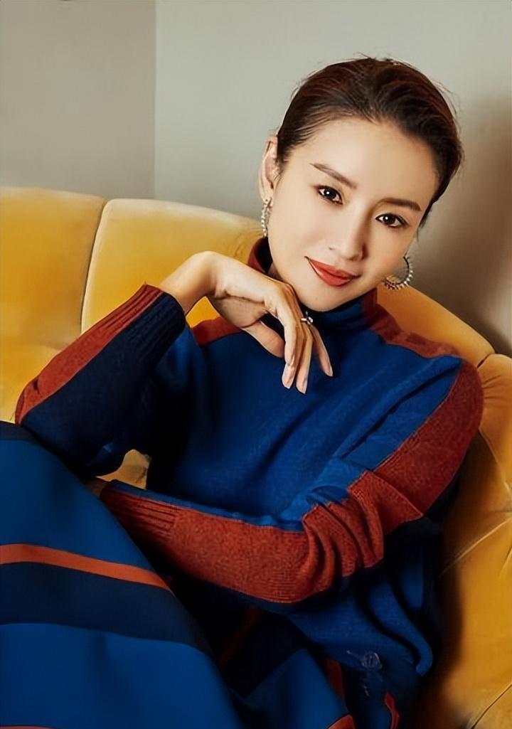 董洁素颜现身菜市场 身材消瘦显老态