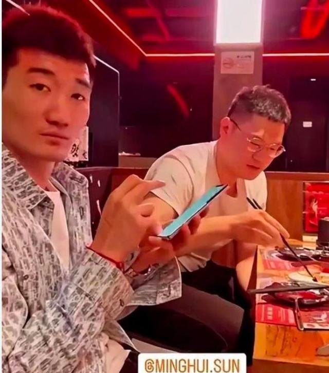 铭声远扬!孙铭徽赛场商场两手抓,魔王烧肉成杭州网红