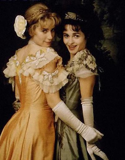 电影《第十二夜》中导演如何处理角色间的爱情纠葛和身份误解