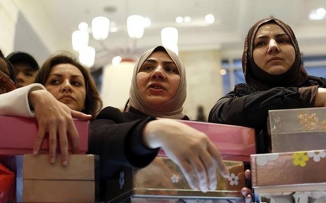 沙特老赖王妃:50万买内衣,却逃5000万住宿费,沙特国王都养不起