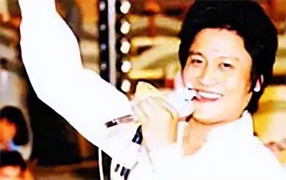 春晚一举成名,意外坠楼变成傻子,被妻女抛弃,情人却照顾他21年