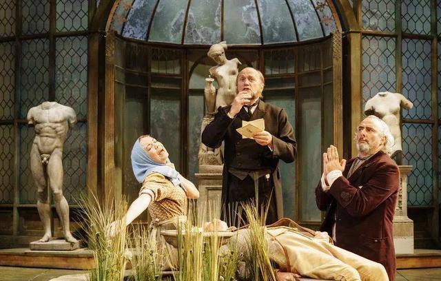 电影《第十二夜》中导演如何处理角色间的爱情纠葛和身份误解