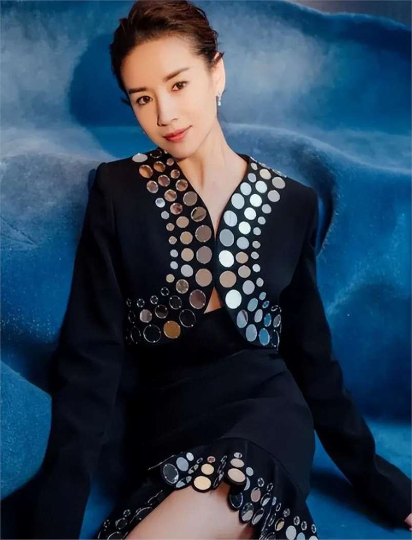 网友菜市场偶遇董洁买菜,素颜现身本人身材消瘦,本人好显老