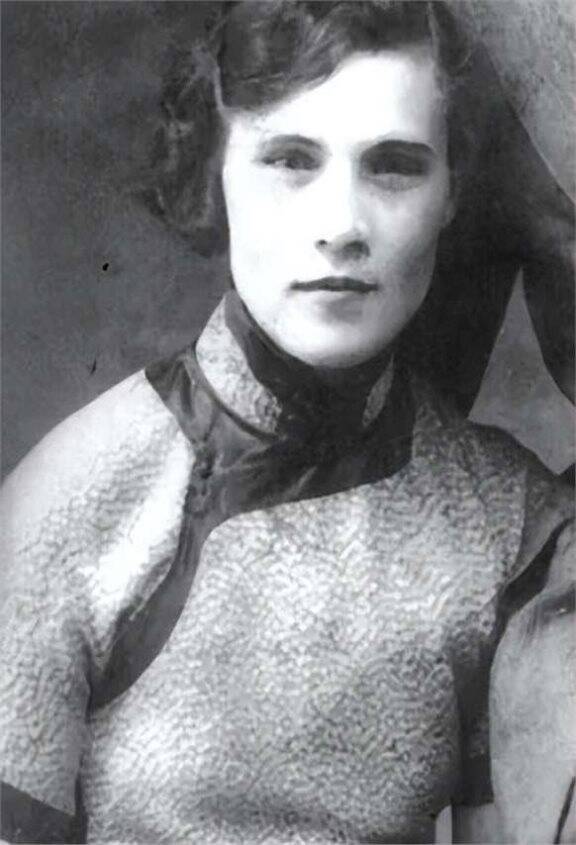 蒋经国鲜为人知的婚姻:曾迎娶冯玉祥的女儿,最后二人为何决裂