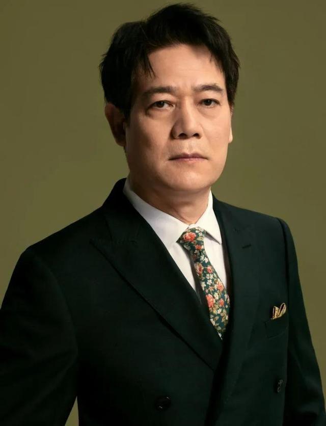 回顾鲍大志:娶圈外妻子,婚后生一女,女儿鲍贝尔也是演员