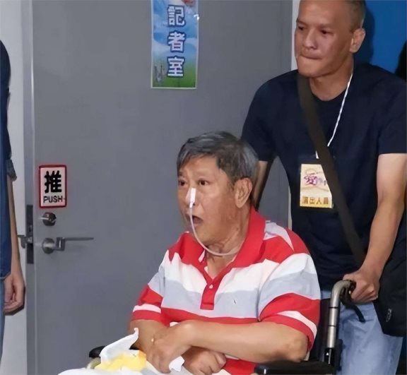 春晚一举成名,意外坠楼变成傻子,被妻女抛弃,情人却照顾他21年