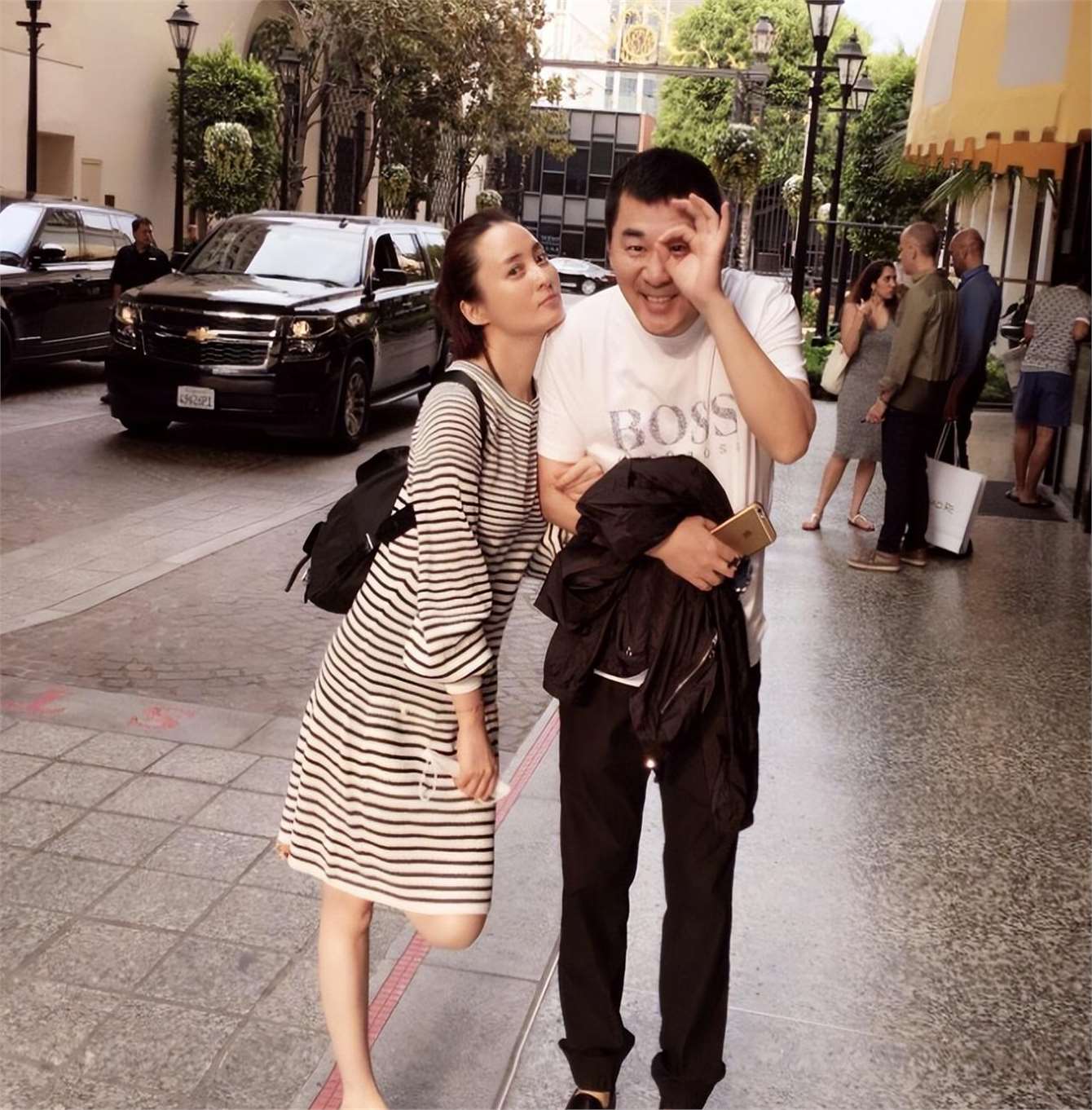 48岁蒋勤勤西班牙度假!素颜绝美,老公穿搭松弛却被嘲老人味太重