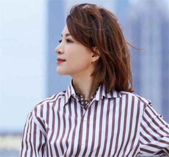 为啥低调的董卿比活跃的刘芳菲李思思热度高,摄影师晒图引发猜测