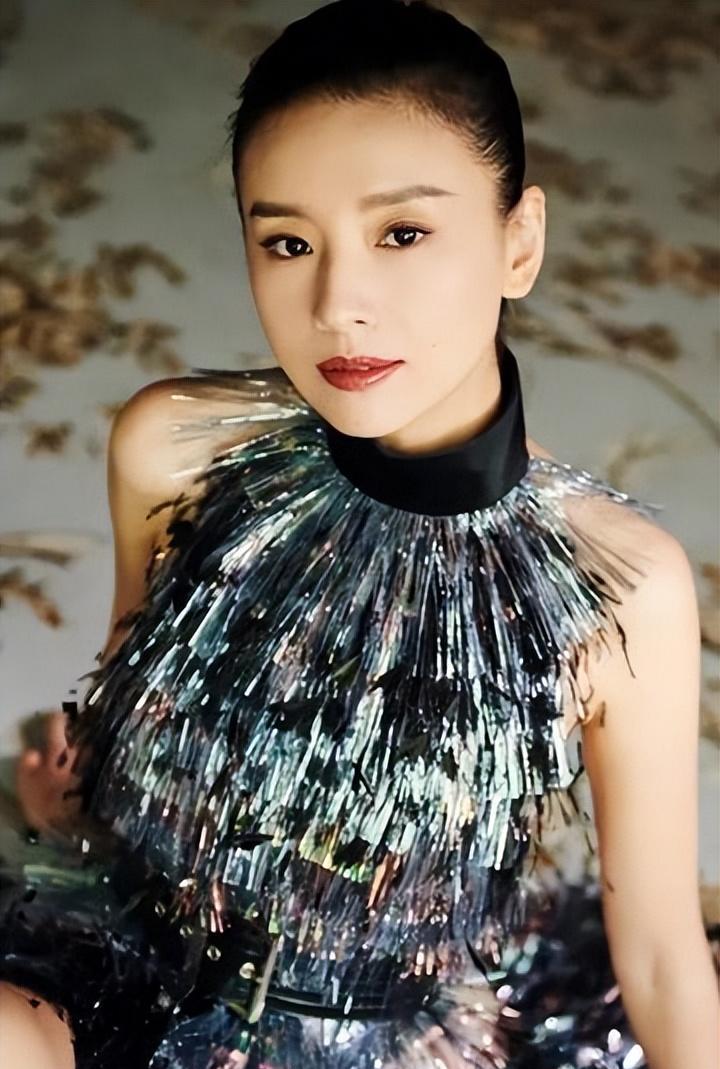 董洁素颜现身菜市场 身材消瘦显老态