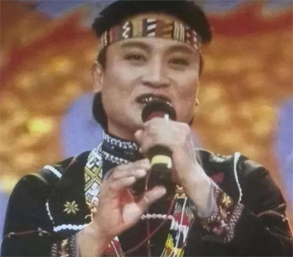 春晚一举成名,意外坠楼变成傻子,被妻女抛弃,情人却照顾他21年