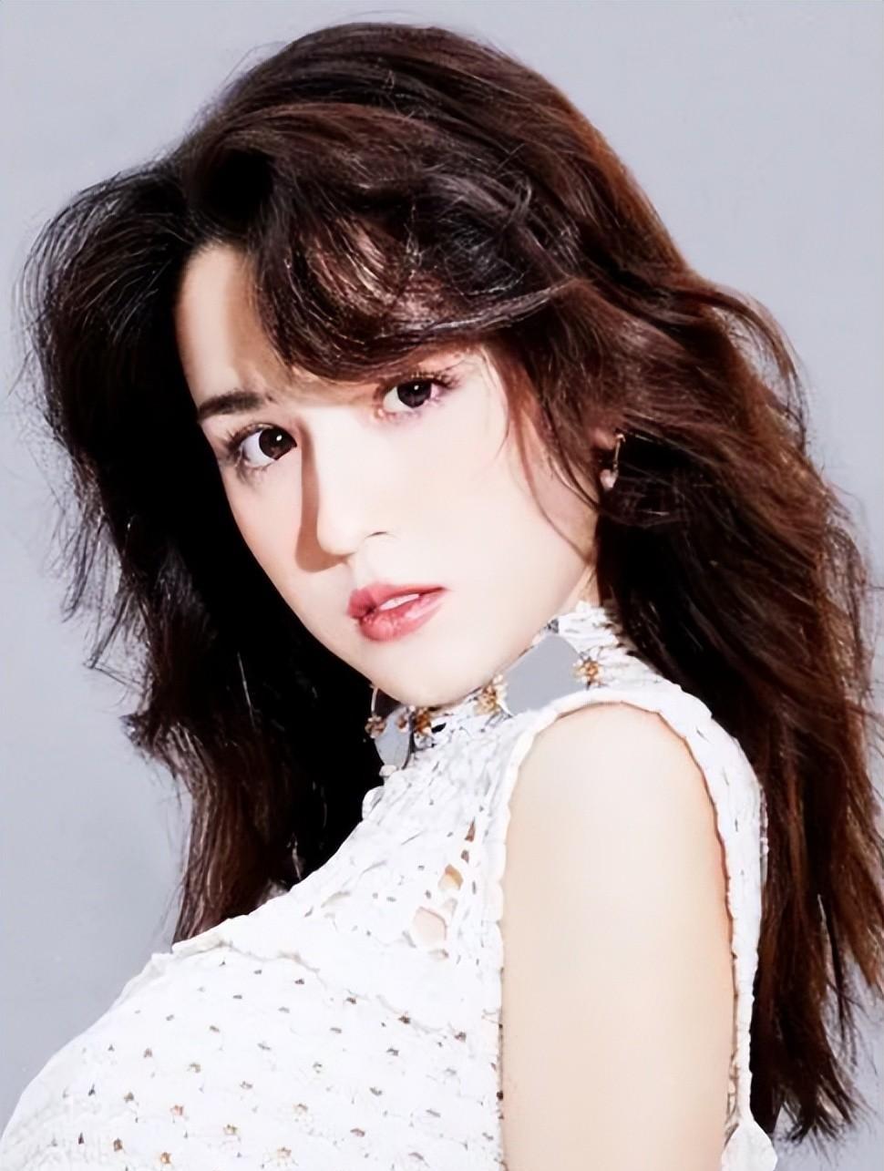 哈妮克孜:从"玉女"到"蜡烛门",揭秘内娱风雨历程!