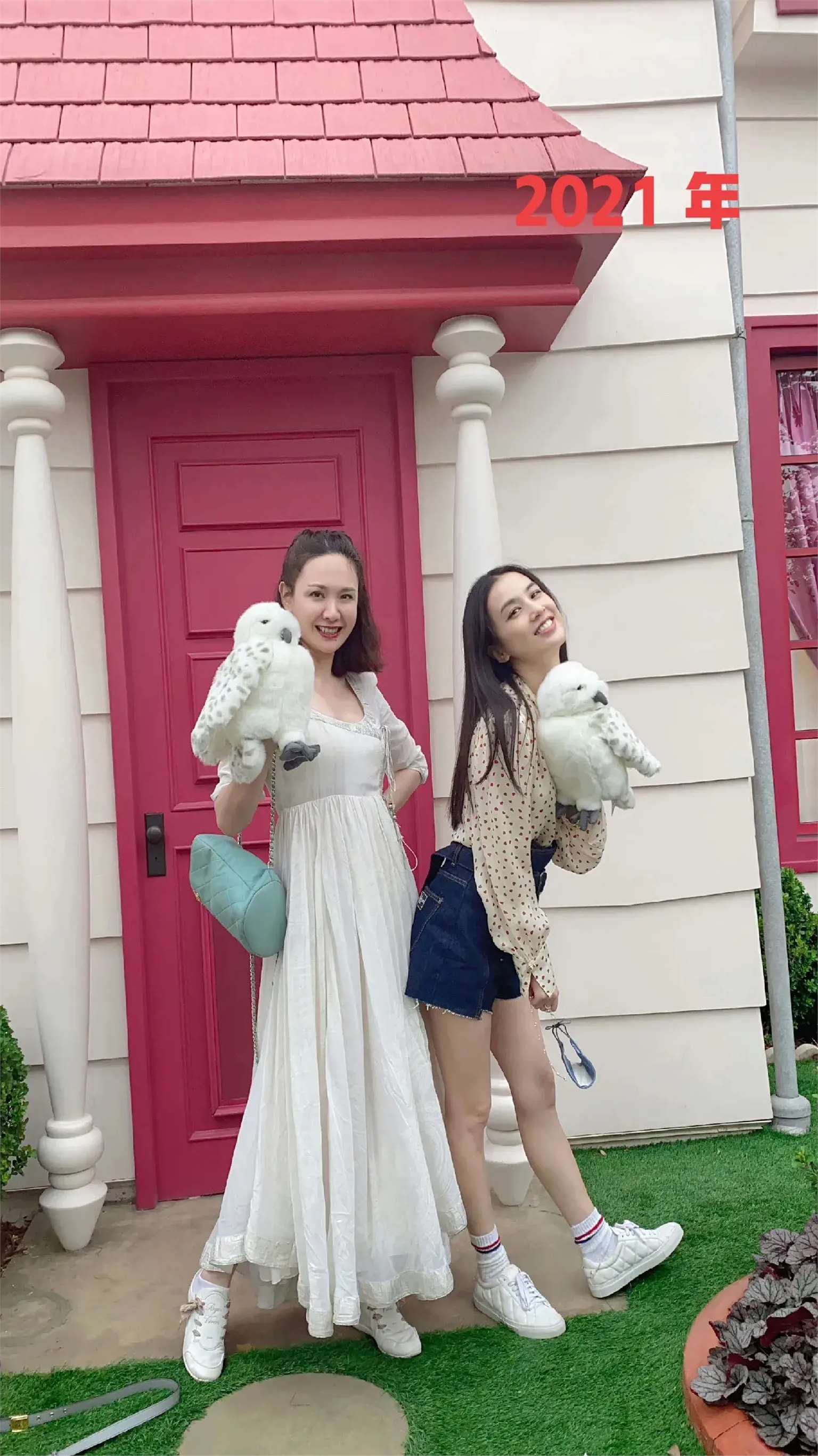 程莉莎晒与黄圣依合影,两人三年变化一目了然,圣依气质不如之前