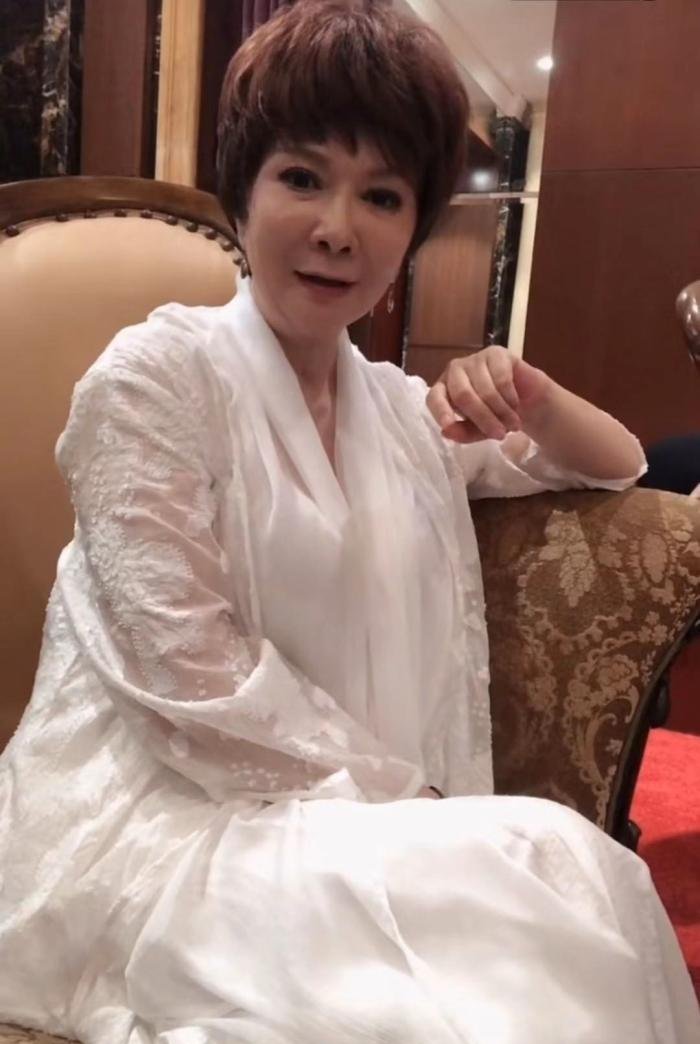 蔡明:从"小品女王"到"被骂出春晚",她到底哪一步做错了?