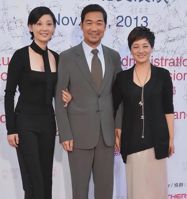 65岁邓婕复出!昔日"王熙凤"变身老太太整顿职场,出手即王炸