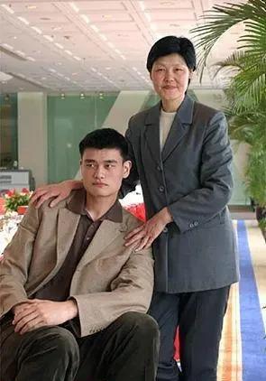 李秋平:42岁妻子患癌去世,50岁被徒弟姚明辞退,现状如何