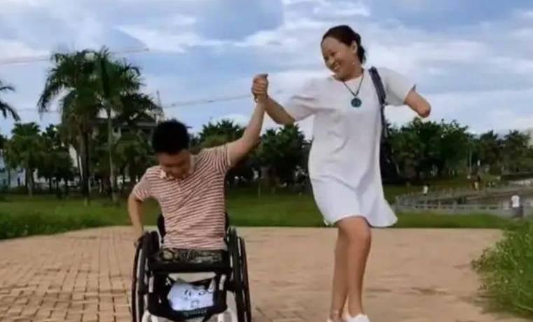 无腿丈夫阿波:婚内出轨美女粉丝,妻子带娃净身出户,如今怎样?