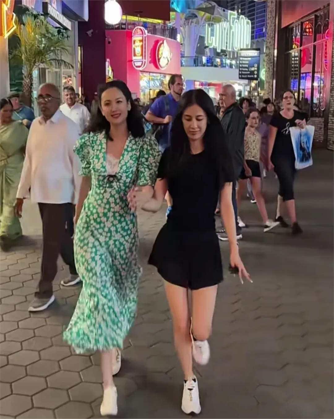 程莉莎晒与黄圣依合影,两人三年变化一目了然,圣依气质不如之前