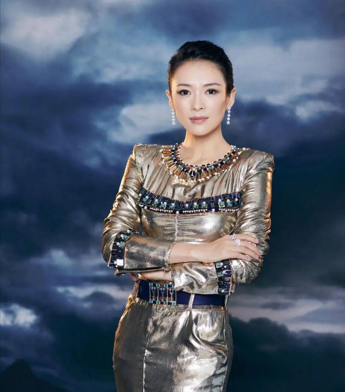 章子怡09年棒球开球,露出来的裤头太性感了吧!穿着真大胆