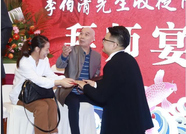 成都男神李伯清,第二任妻子年轻漂亮,知性优雅