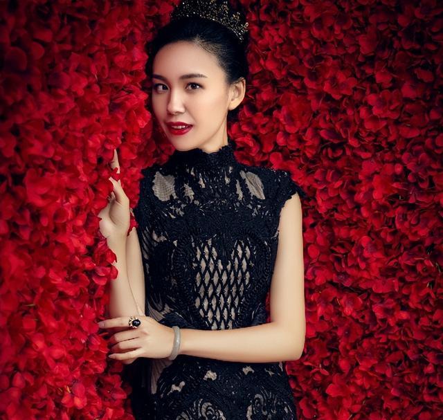 王蕾蕾:中国首位盲人模特,生两个儿子,丈夫扶着她走秀