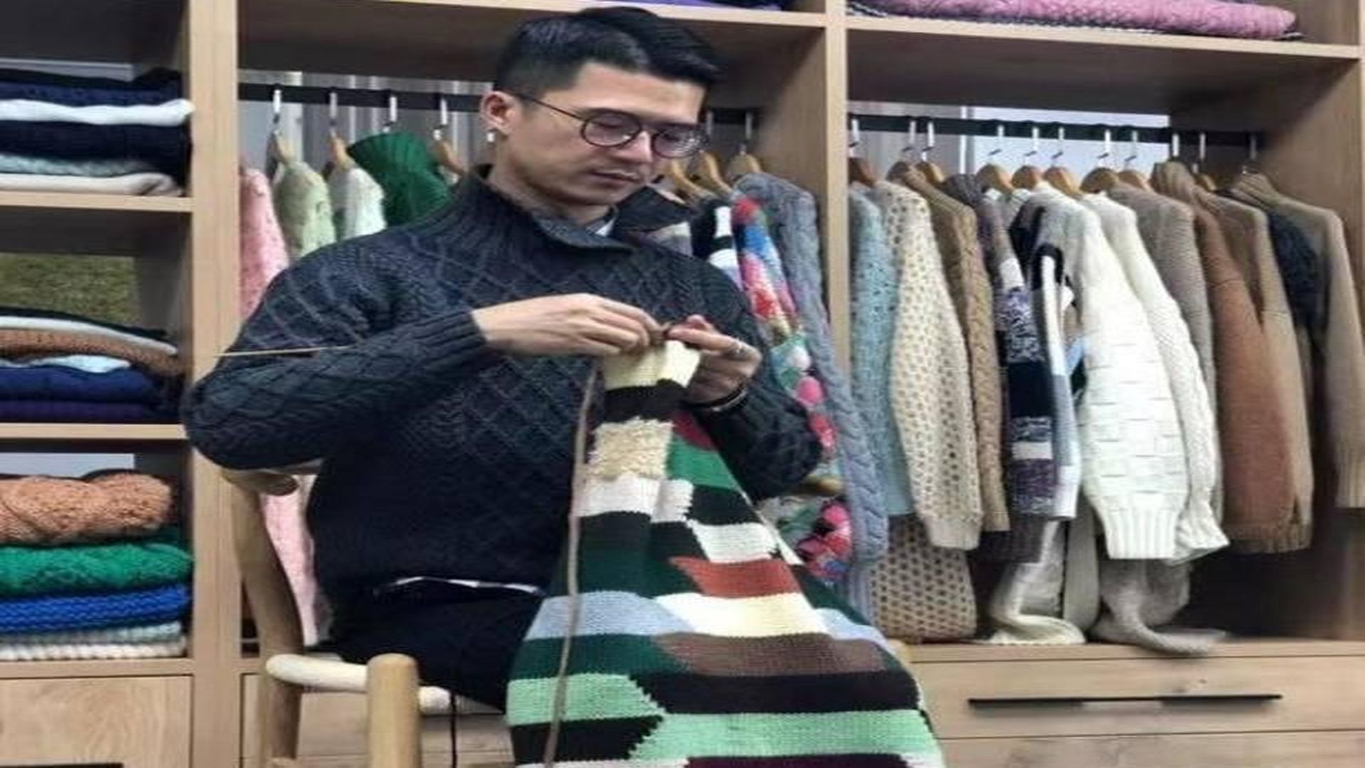 回顾80后小伙潘锐彬:回村织毛衣,一件毛衣卖8990元,年入500万