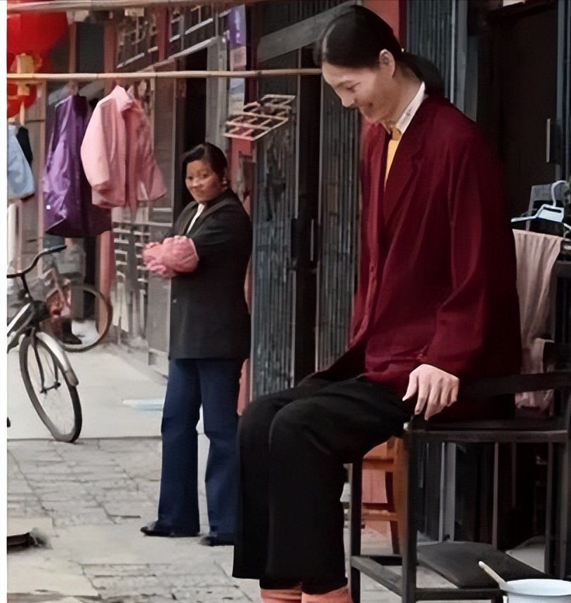 宇宙第一女巨人来自中国安徽,穿78码的鞋子,一顿饭吃六碗炒面