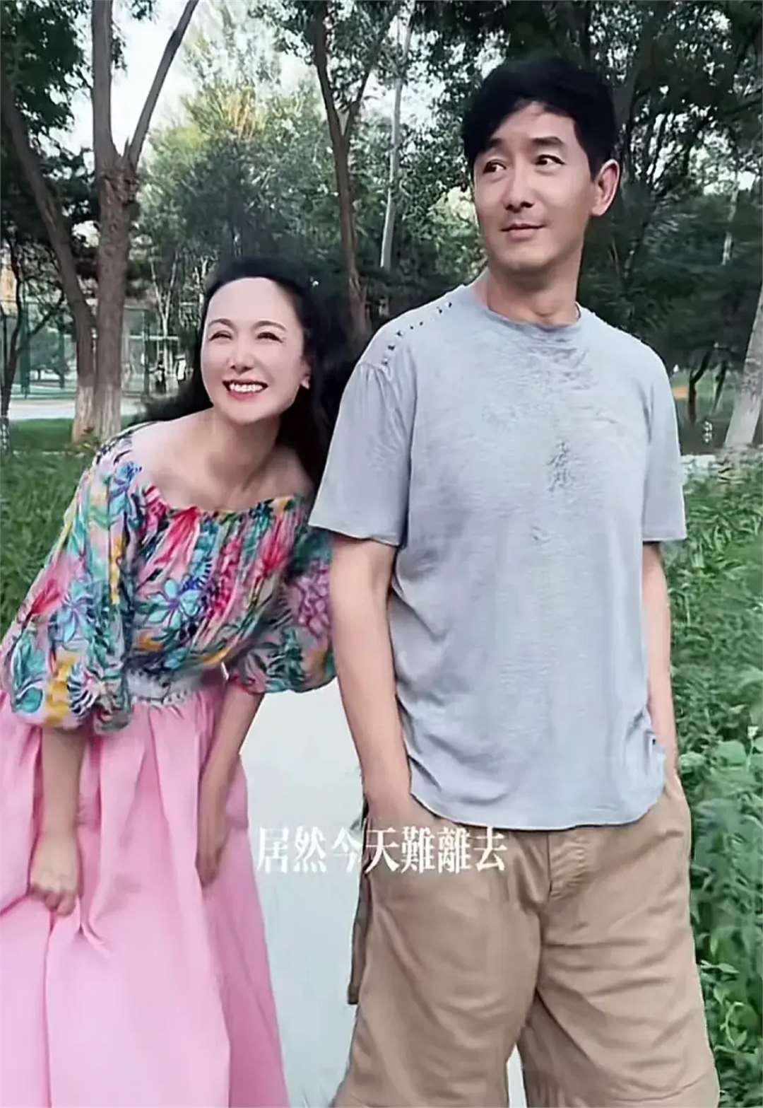 程莉莎晒与黄圣依合影,两人三年变化一目了然,圣依气质不如之前