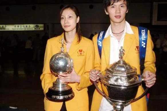 回顾鲍春来挚爱罗雪娟,她嫁富豪生一对儿女,他40岁仍孤身