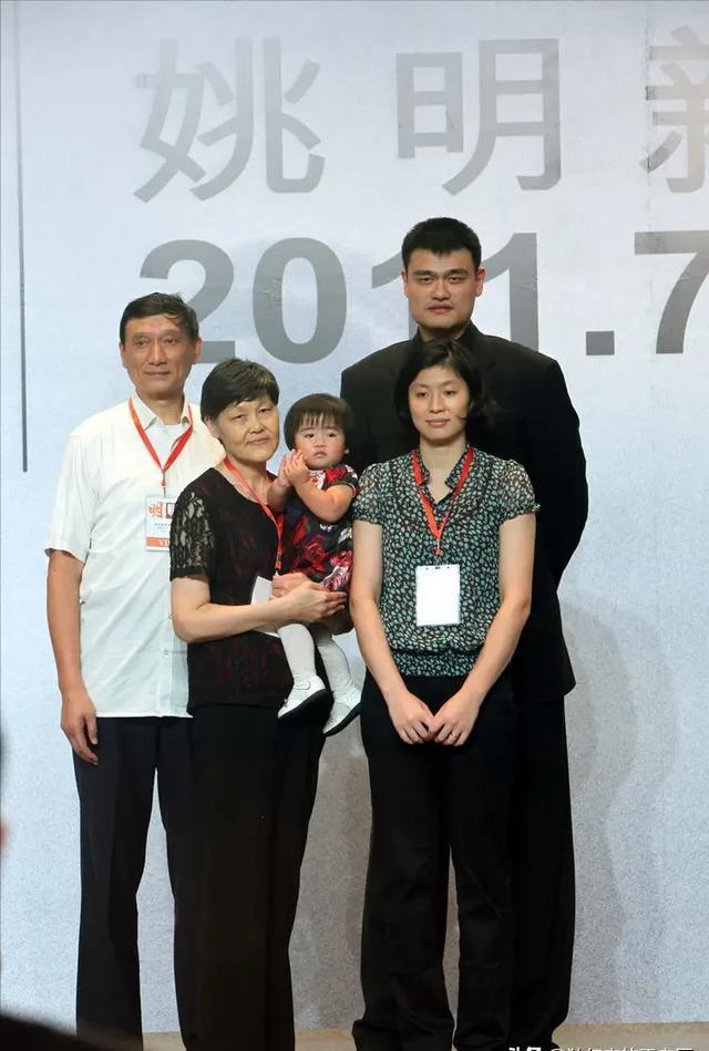 李秋平:42岁妻子患癌去世,50岁被徒弟姚明辞退,现状如何