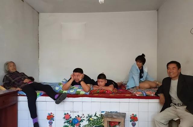 东北农村一家睡在大炕的故事