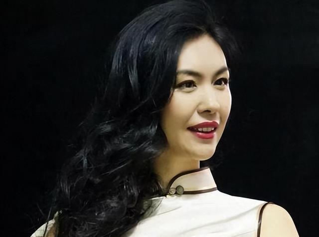 王蕾蕾:中国首位盲人模特,生两个儿子,丈夫扶着她走秀