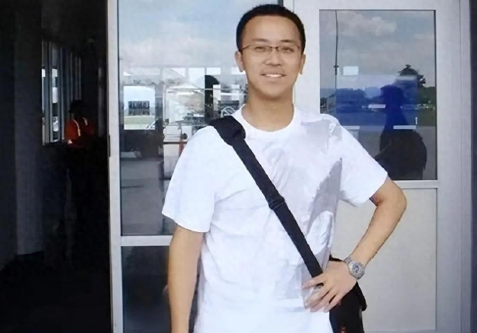 朱海洋,一个拥有光明前途的博士生,因一段暗恋而走上了不归路