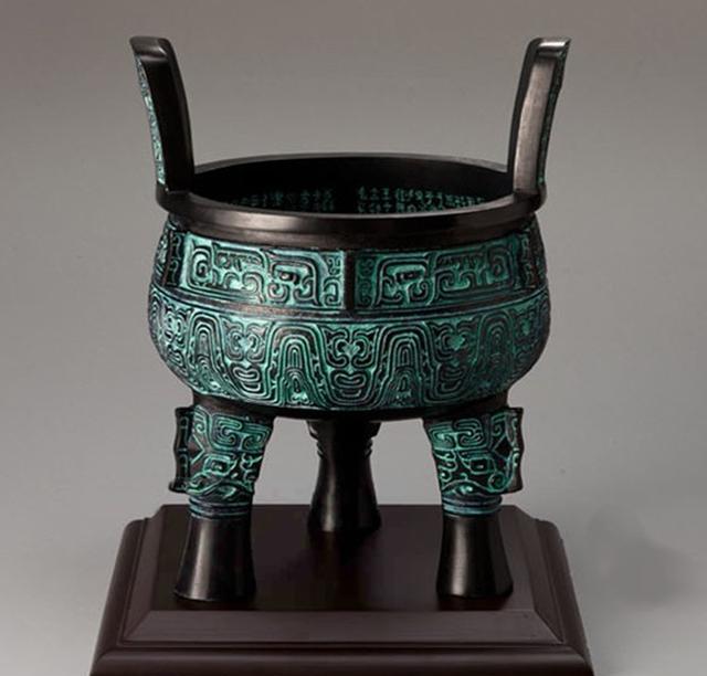 浅析:周朝青铜鼎纹样在丝巾设计中的应用研究