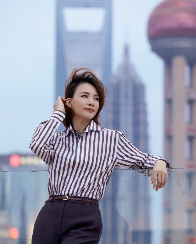 央视董卿出席活动遭替换!知名摄影师曝其现状:称她自由了引热议