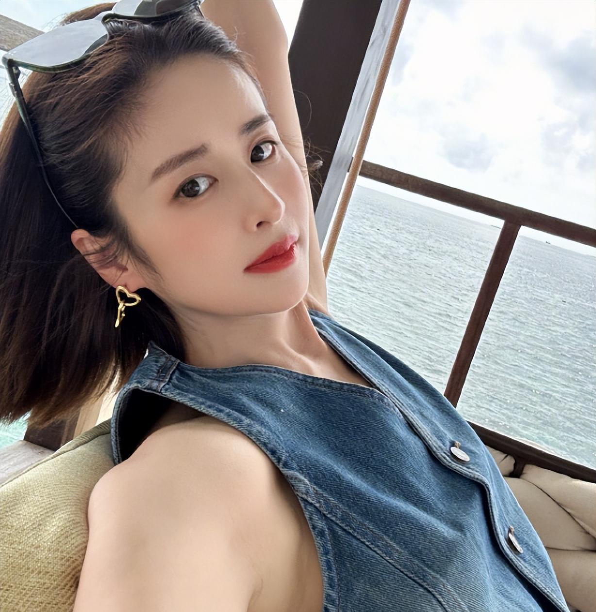 颖儿带女儿月亮首曝高清照,单眼皮塌鼻梁惊似付辛博