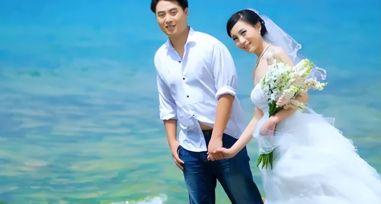 气象主播杨丹:嫁凡夫成赢家,40岁得子,三口之家乐融融