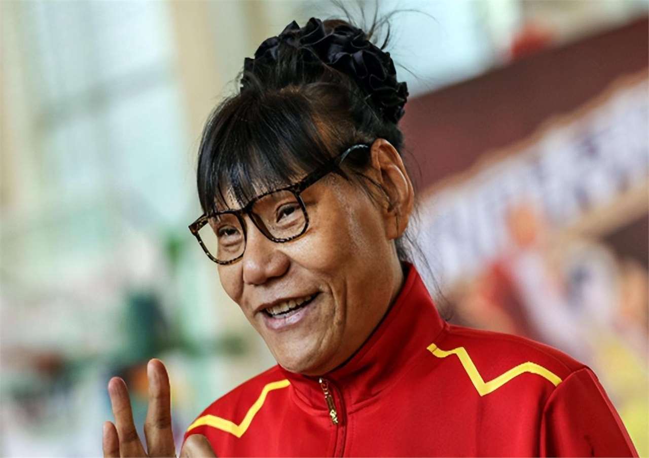 57岁郑海霞近况:双腿弯曲身边没有人陪伴,老公已消失不见影