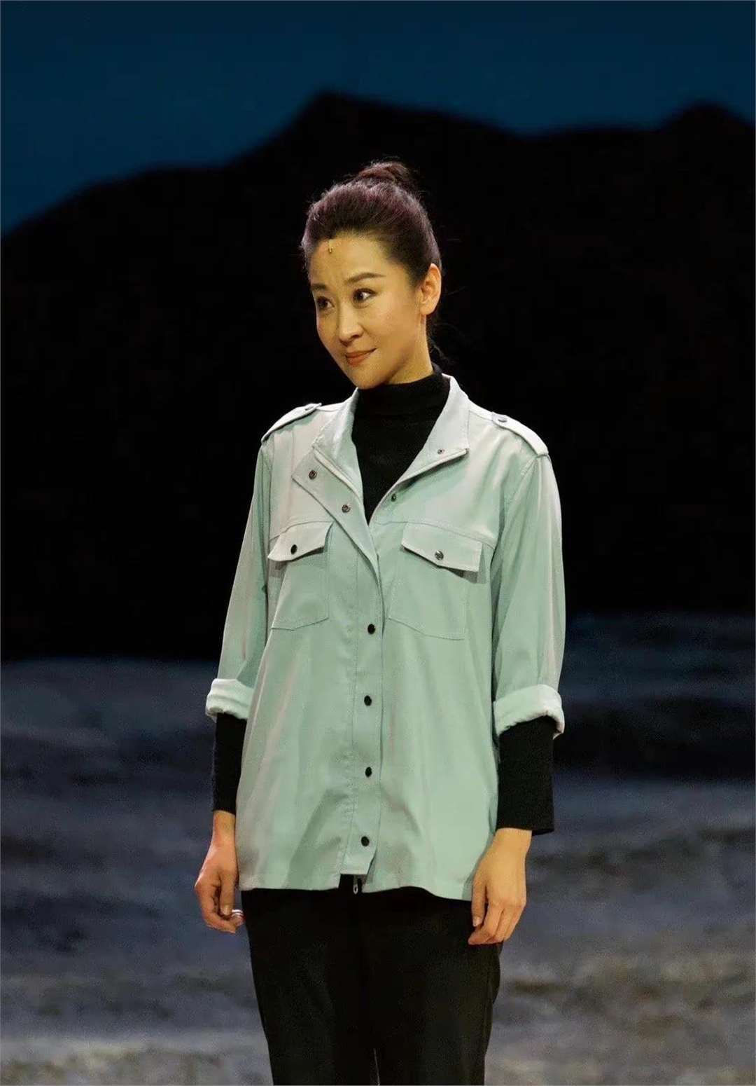 苗圃晒女儿合照嫁富商老公后养这一对龙凤胎还有个善良婆婆