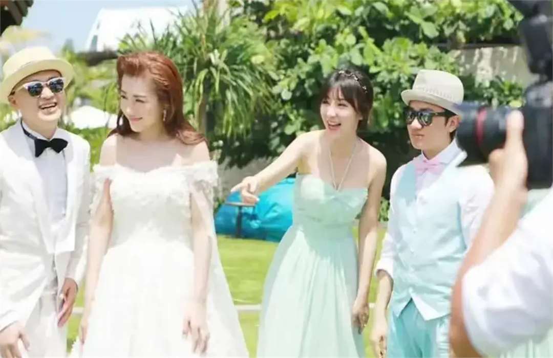 赵奕欢的身材真顶,常年健身肌肉非常充实,本人比现实小两个号