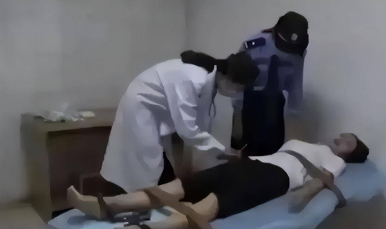 04年,福建美女被执行注射死刑,被按执行床前,她向狱警深深鞠躬