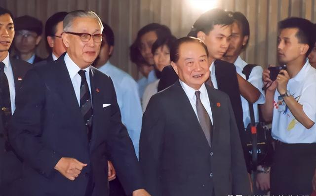 他是海协会首任会长,曾主政上海,父亲是同盟会元老,长子是中将