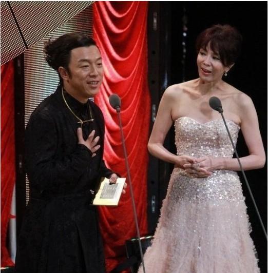 扇刘嘉玲巴掌,讽刺黄渤颁奖礼穿睡衣,67岁的郑裕玲为何如此狂?
