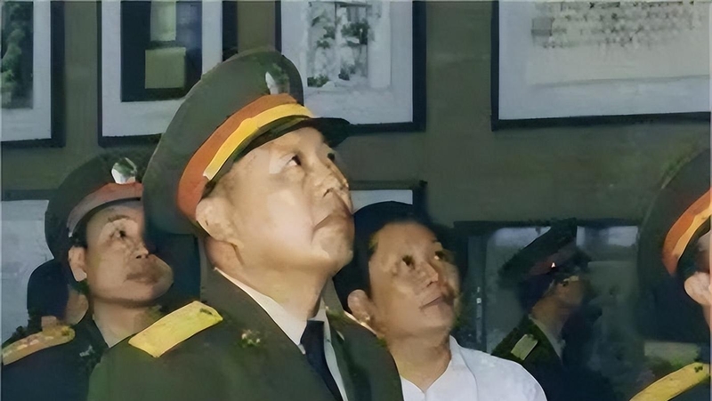 兰州军区副司令员邢世忠在华清池遭歹徒挑衅,将军说:跟我走一趟